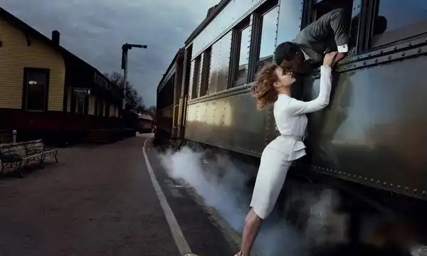 一张照片,情侣接吻离别,是哪部电影的画面_百度知道