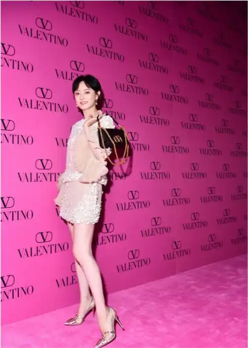 孙俪这身造型则是选择短裙来搭配,短裙的勾勒下既能塑造出清爽的效果