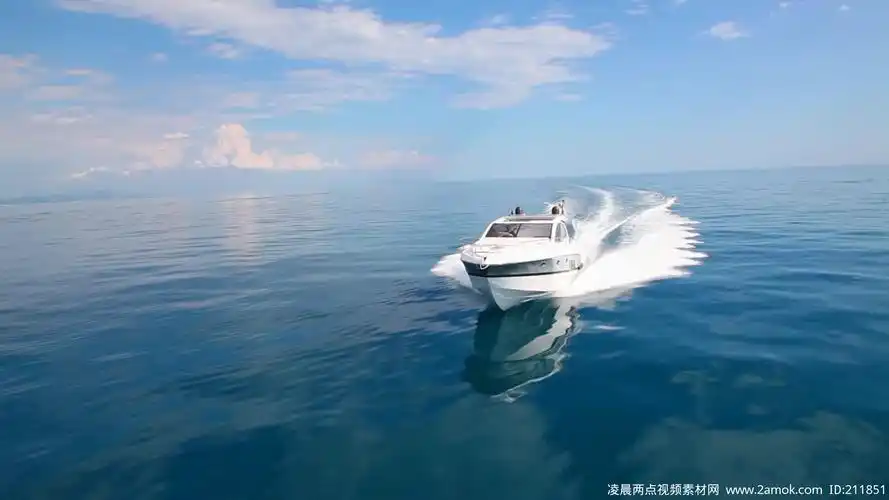 蓝天大海游艇海面航行视频素材