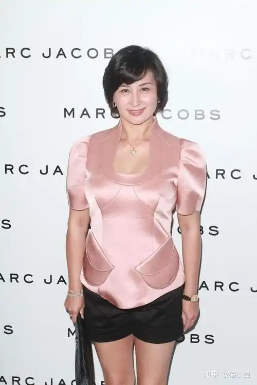 何超琼换了清爽短发减龄至少20岁,穿粉色上衣配短裤,秀出豆腐腿