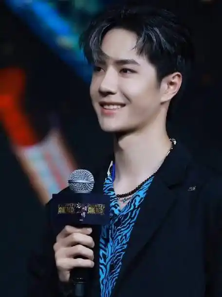 都说化妆的男生娘,而王一博却更a更精致更有型,刻在骨子里的干净,沉淀