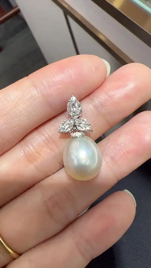 18k金钻石澳白珍珠吊坠