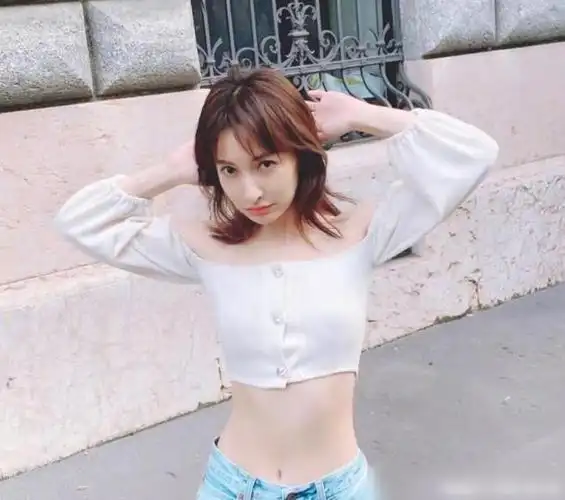 吉娜的腰仅有56cm约为成年人头围女明星为了美太拼了