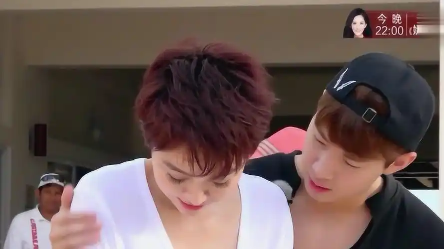 刘宪华表面在保护姜妍趁机揩油眼神往哪儿瞄呢