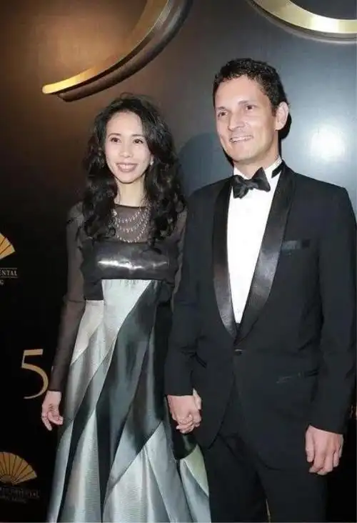 冯德伦被她迷得疯狂,周星驰为她抛弃朱茵,莫文蔚魅力究竟有多大