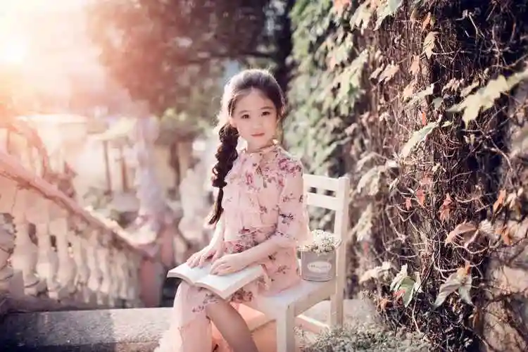 p>邓文怡,2009年11月14日出生于香港,童星,中国香港女歌手.