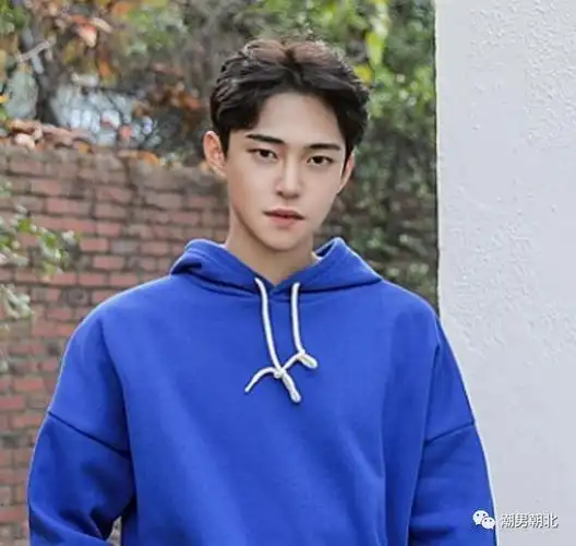 自然,不会很规规矩矩,也不会显得成熟,整个发型充满阳光的气息,男生的