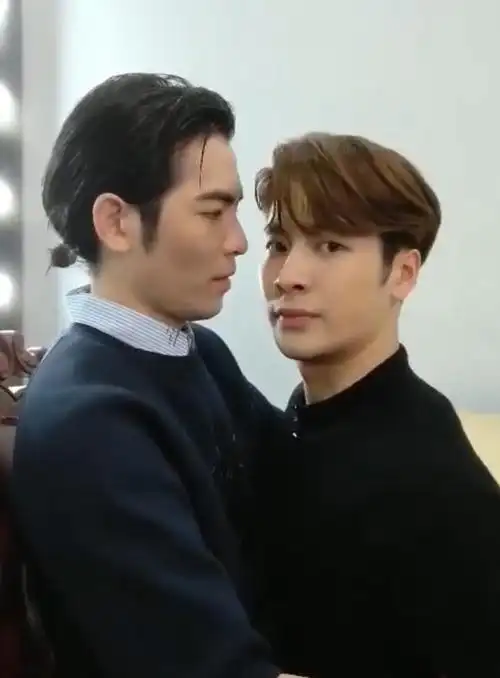 萧敬腾王嘉尔逗趣互动,白敬亭召唤不成"愤怒"摔笔_网易订阅