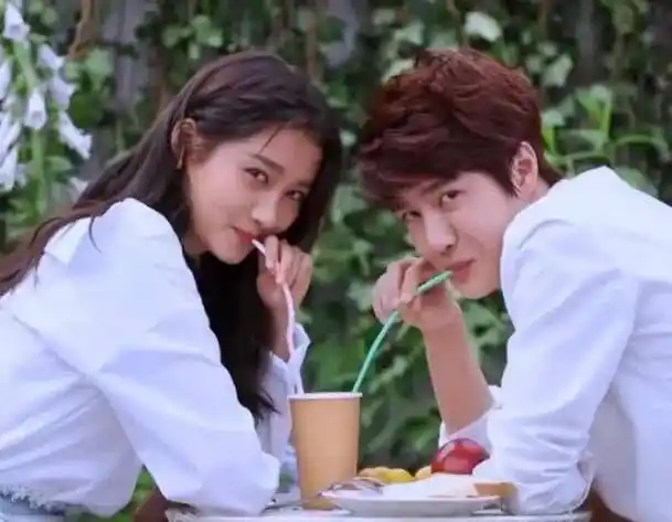 王一博关晓彤早期"策划照"流出,当两人对视时,粉丝酸成柠檬精_演技