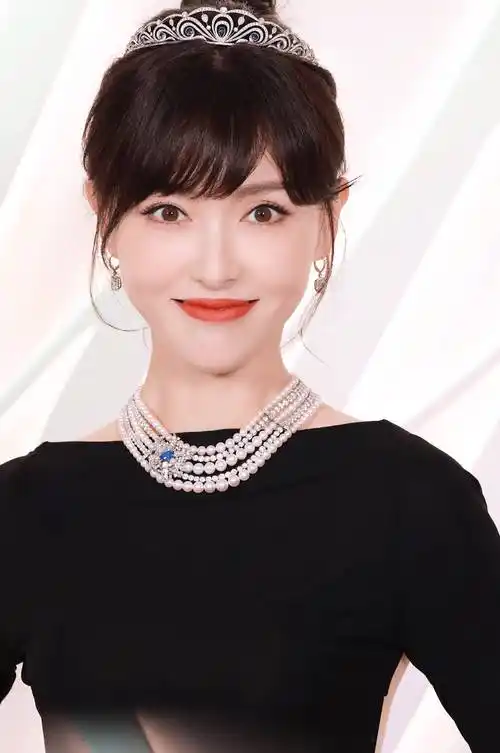 唐嫣真赫本公主惊艳全场,一袭黑色露背礼裙太美了吧!_礼服_造型_舞台