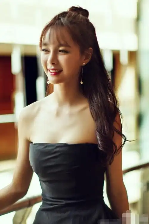 沈梦辰又p图了!脚踝扭曲似骨折 手臂凹凸不平