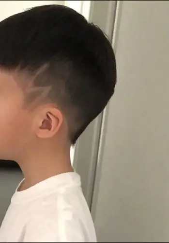 谢楠晒大儿子近照,6岁吴所谓长相帅气,剃闪电花纹头硬汉气息十足