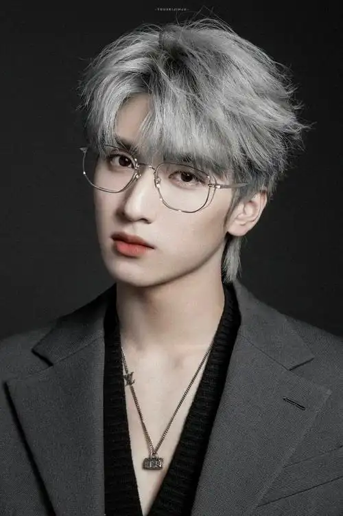 严浩翔银发好苏啊,一整个被他帅到了,氛围感拉满,这谁能不爱|严浩翔