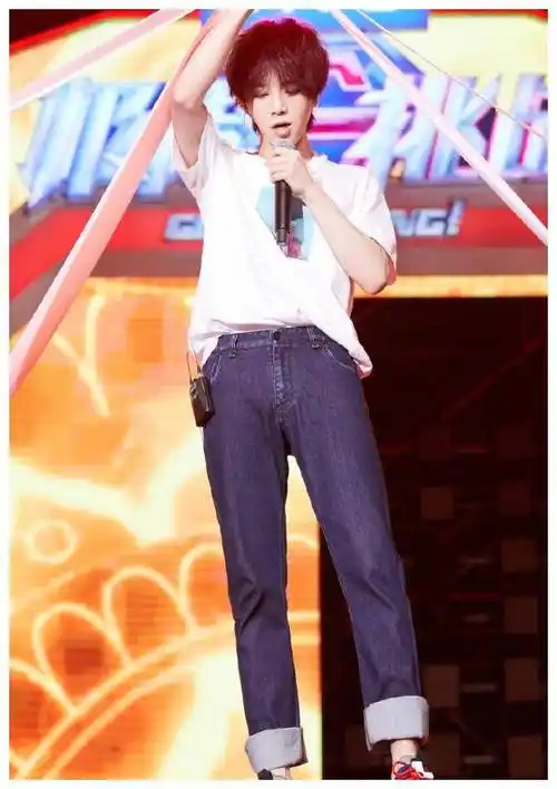 原创华晨宇的腿有多细是女生p图都达不到的效果羡慕了