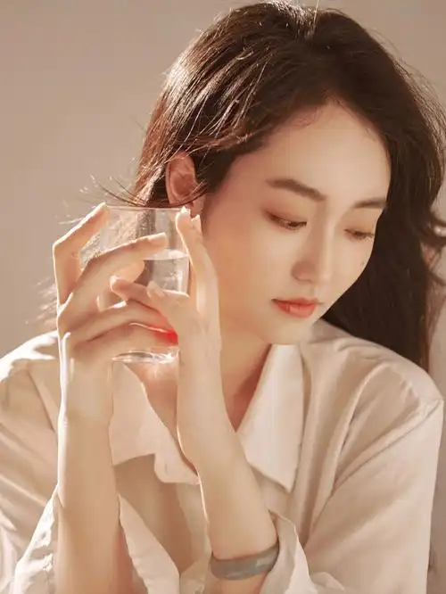 白衬衣少女写真纯欲天花板简洁纯净