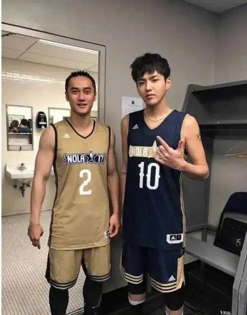 蒋劲夫打篮球输给吴亦凡,但却独得满堂彩,只因吴亦凡背景太不同 _ 稀