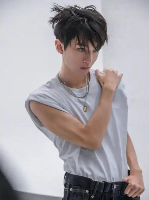 虽然也很想看王俊凯的腹肌,但是害羞的王俊凯始终到现在也还没有满足