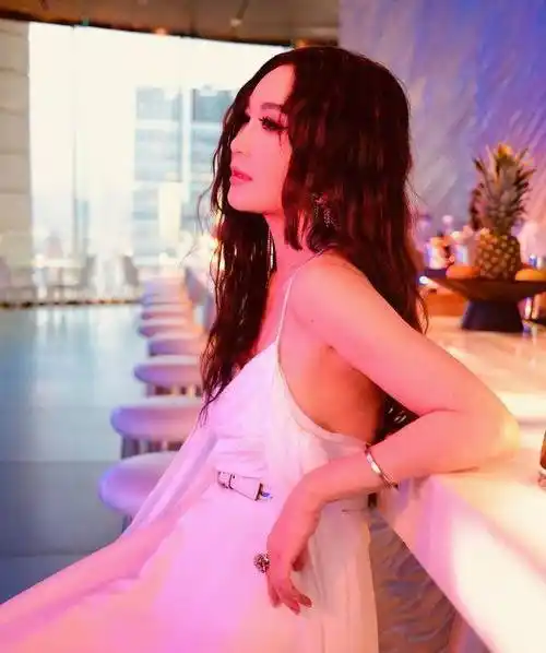 tvb版封神榜主演陈浩民温碧霞出席活动前者拄拐杖引关注