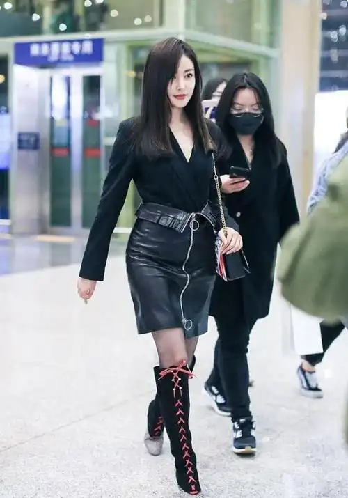 张天爱有资本真任性松垮又凌乱的造型也穿得这么高级羡慕不来