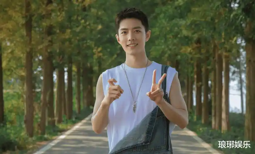 肖战生日释出写真图,清爽少年惹人心动,而我却关注他的肌肉线条_五官