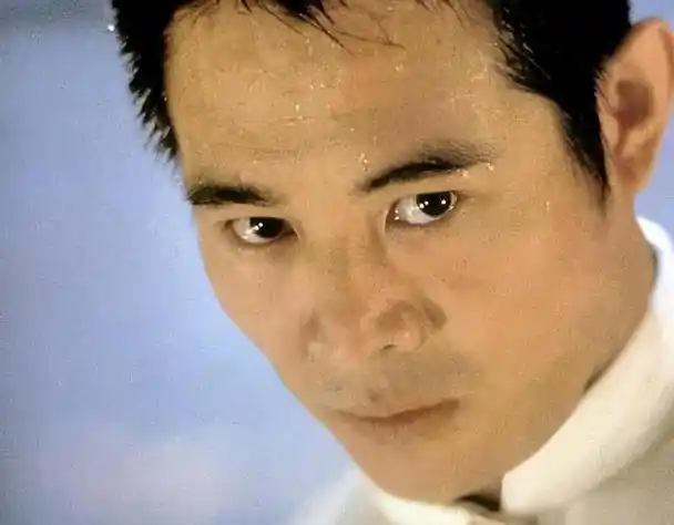 抱着向佐女儿很亲密,李连杰近照引热议,头戴花染黄头发不显老态