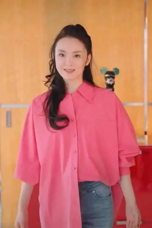 在视频中,只见王艳身穿粉色衬衫,下身搭配蓝色牛仔裤,她也是将衬衫的