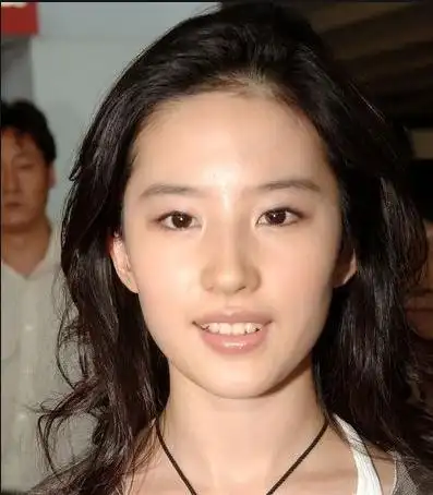 神仙姐姐刘亦菲素颜,看完之后我把桌子都掀了