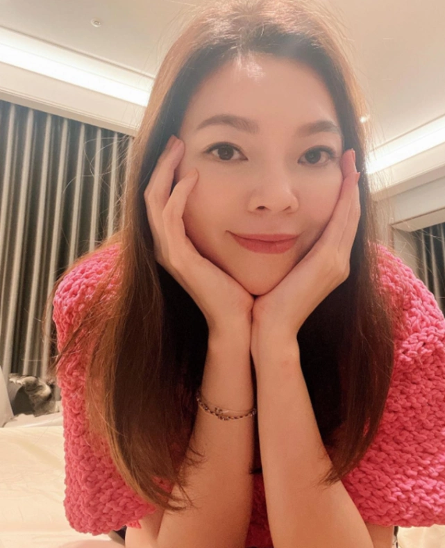 曾馨莹遇心烦事获郭总裁关心,晒照展现好心情,笑意盈盈状态佳