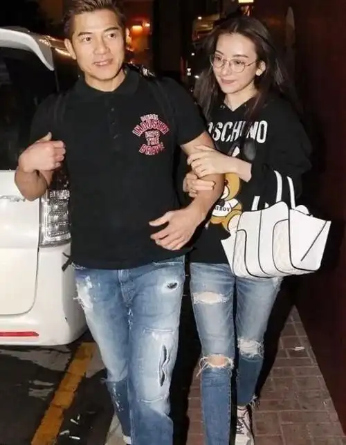 郭富城夫妻逛街被拍方媛穿紧身裤臀部扁平而且身高是真的矮