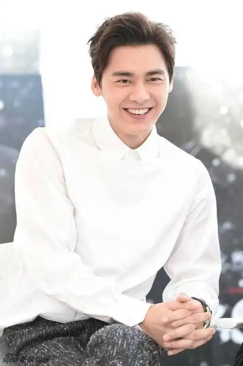 颜值爆表的李易峰笑起来也有鱼尾纹了? 网友: 怎么都帅的峰峰