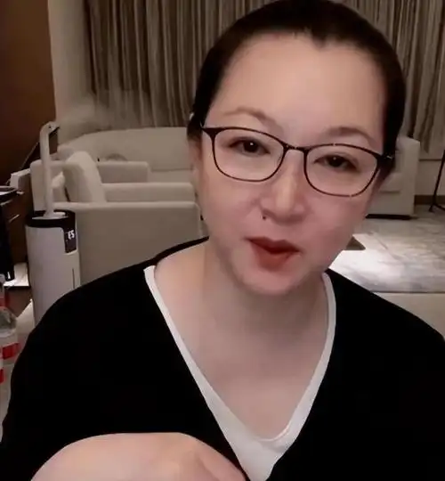 赵本山老婆叫什么,本山现任老婆照片-诺亚号