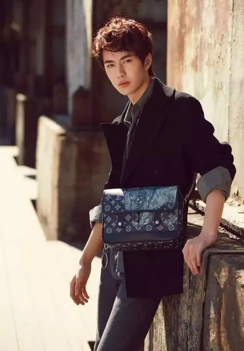 王一博的纹理烫短碎发