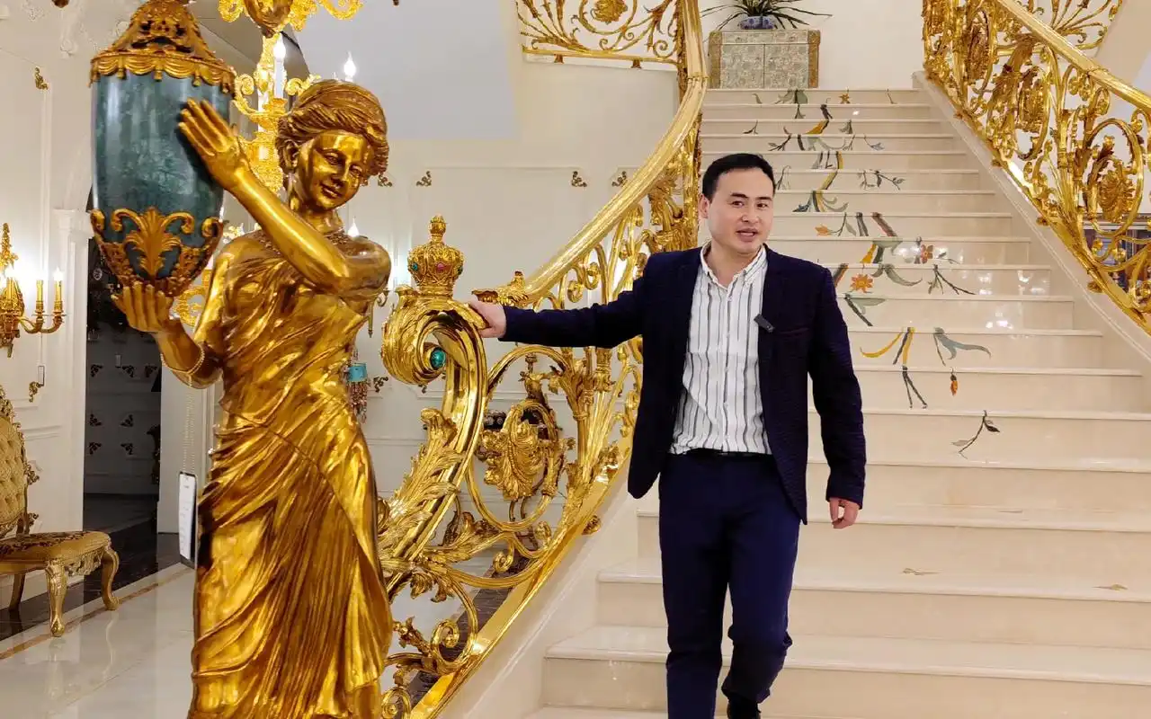 带你感受有钱人的世界,看这奢华的楼梯,就知道放在家里有多豪了