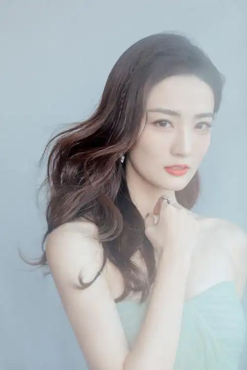 > 徐璐抹胸裙性感优雅写真图片(1/6)