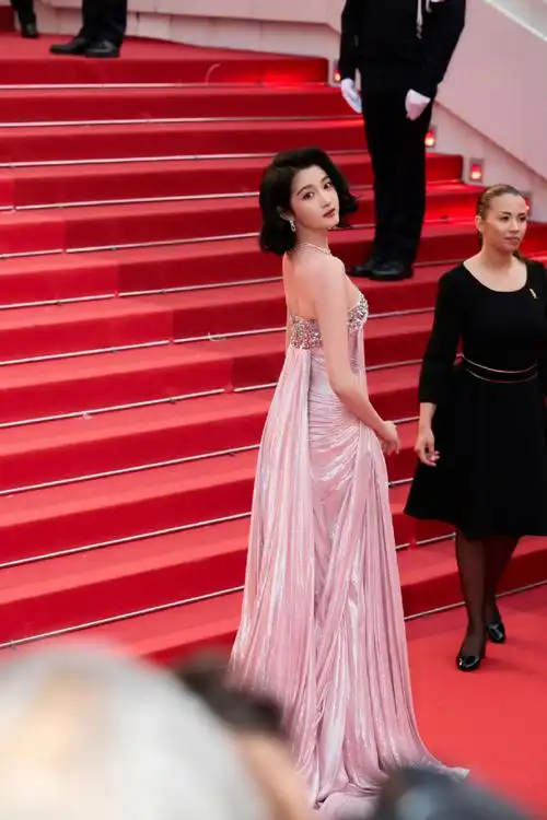 戛纳电影节##关晓彤戛纳红毯造型##关晓彤戛纳粉色流光裙