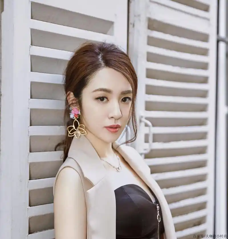 王晓晨真会穿!抹胸上衣配长裤马甲干练优雅