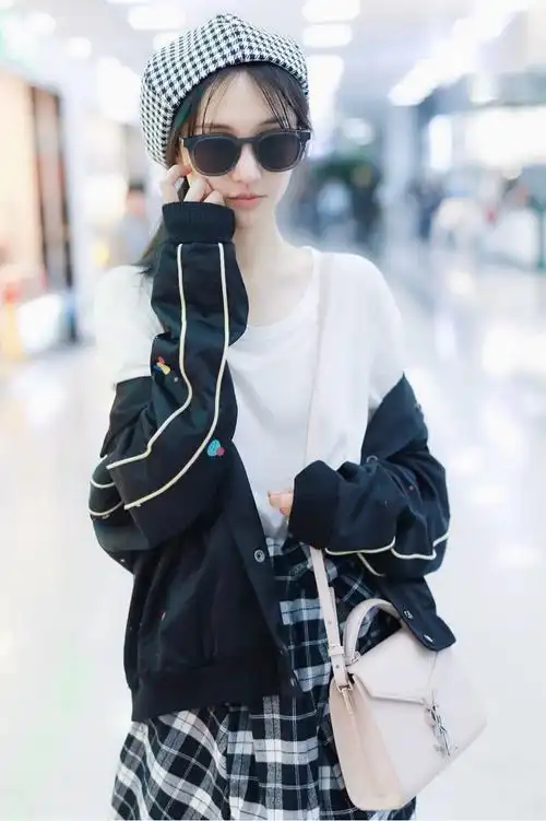 郑爽素颜现身机场贝雷帽黑超超可爱腰间系格子衫秒变酷甜女孩