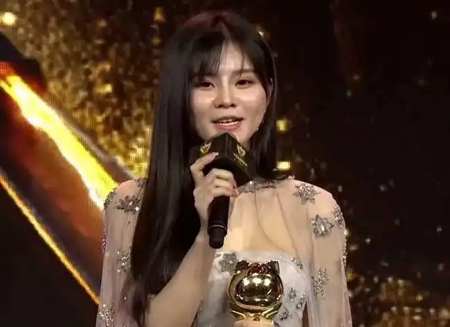 虎牙小伊伊走红毯被恶搞,回应被"p图"成正方形,脸型短不上镜_腾讯新闻