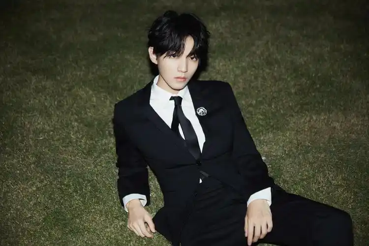 霸道总裁王俊凯黑色西装帅气写真