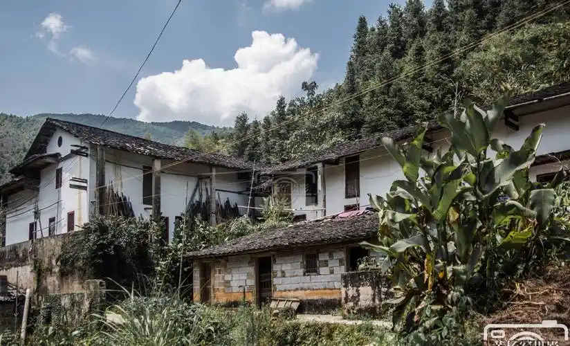 对农村出身的人而言, 相信每个人心中都有一种亘古不变的老屋情怀.