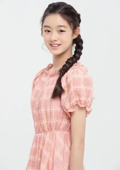 杨幂旗下13岁童星高颜值如翻版赵丽颖难道是杨紫的接班人