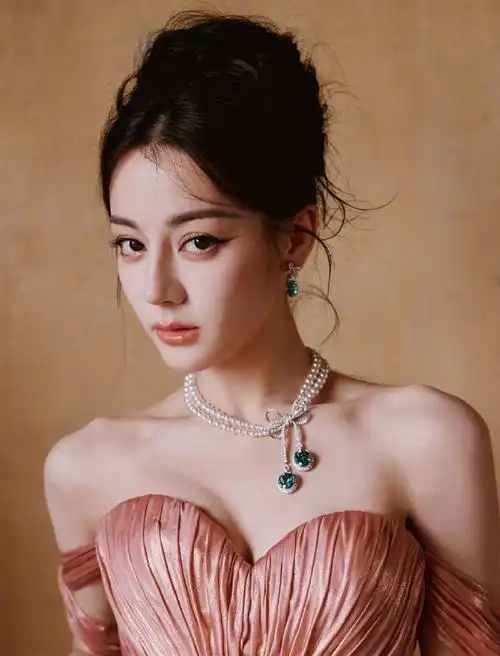 迪丽热巴绿樱桃项链##又是闵塔鲨金鹤龙方可##迪丽热巴 金九