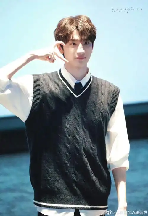 林一版手指比心