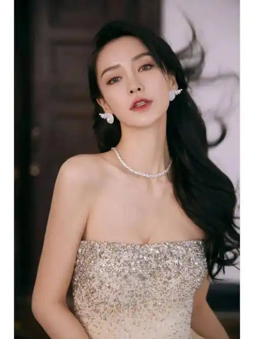 她纤细的身材和突出的锁骨增添了她的自然美,使她看起来性感和迷人.