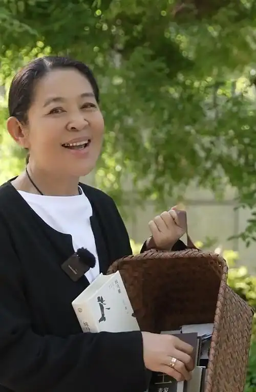 倪萍暴瘦后体重反弹鼻孔外翻被质疑整容满脸褶子衰老不少