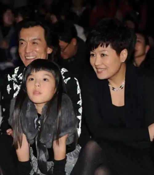 央视主持人中最帅的一个妻子是春晚的导演如今女儿女神范十足