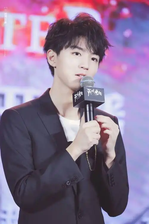 限量版十八岁的王俊凯,青春洋溢散发光芒