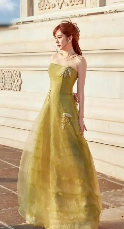 王晓晨惊艳亮相!抹胸长裙演绎朴素东方韵味,网友直呼:美翻了!