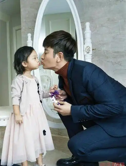 贾乃亮新女友颜值吊打李小璐,一个越来越好,一个只能出镜带货_事业