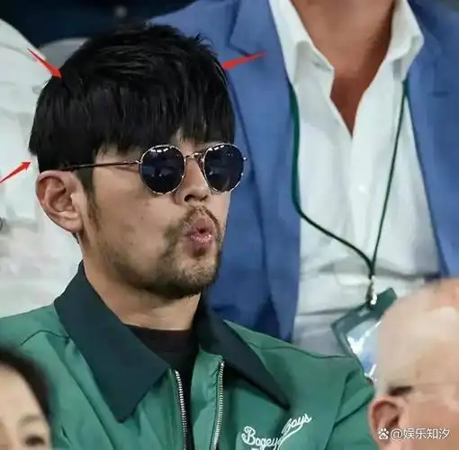 图片中黄晓明的发际线后移明显,似有秃顶的迹象.